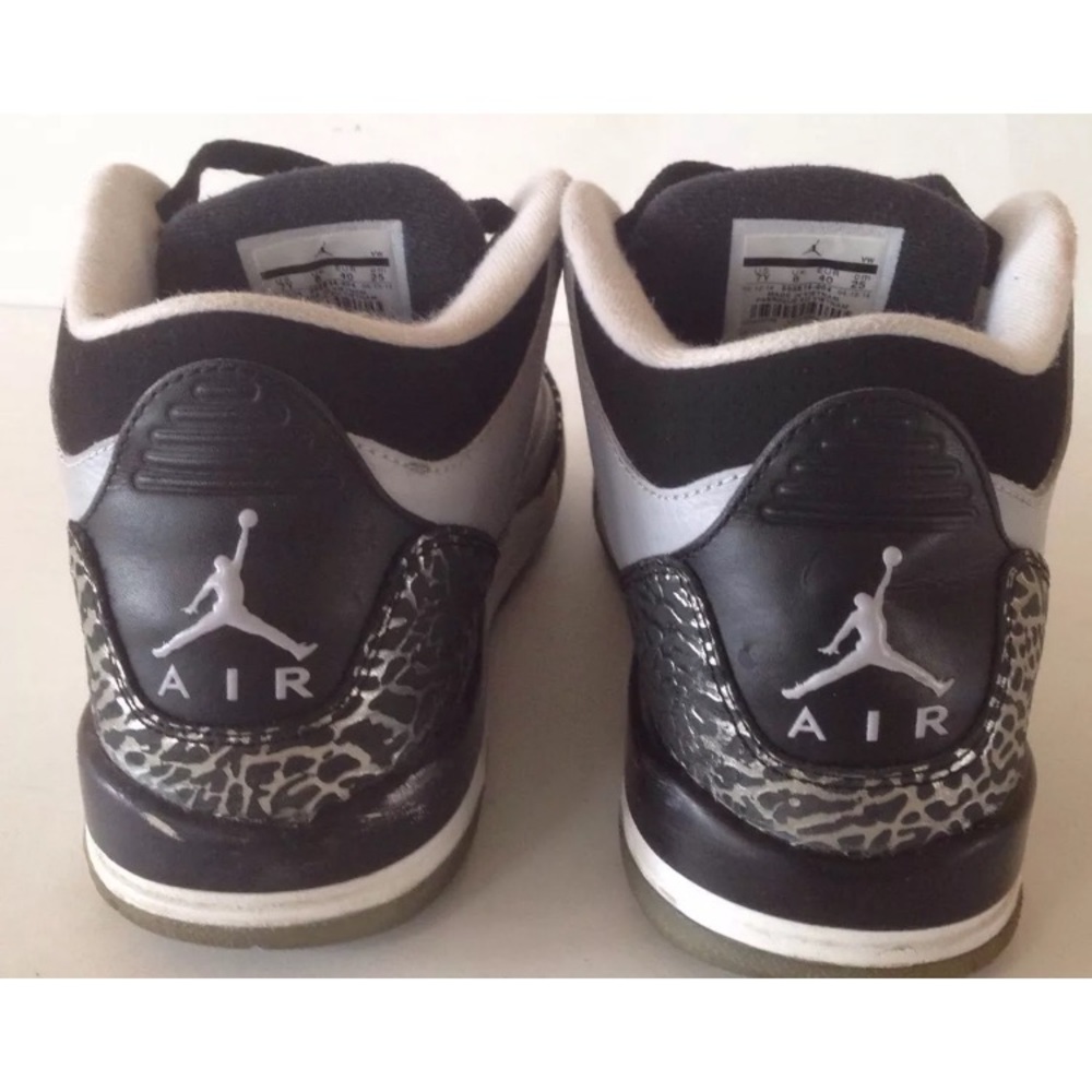 Retro 3 JORDANS Youth 7.5 gray, Black and White